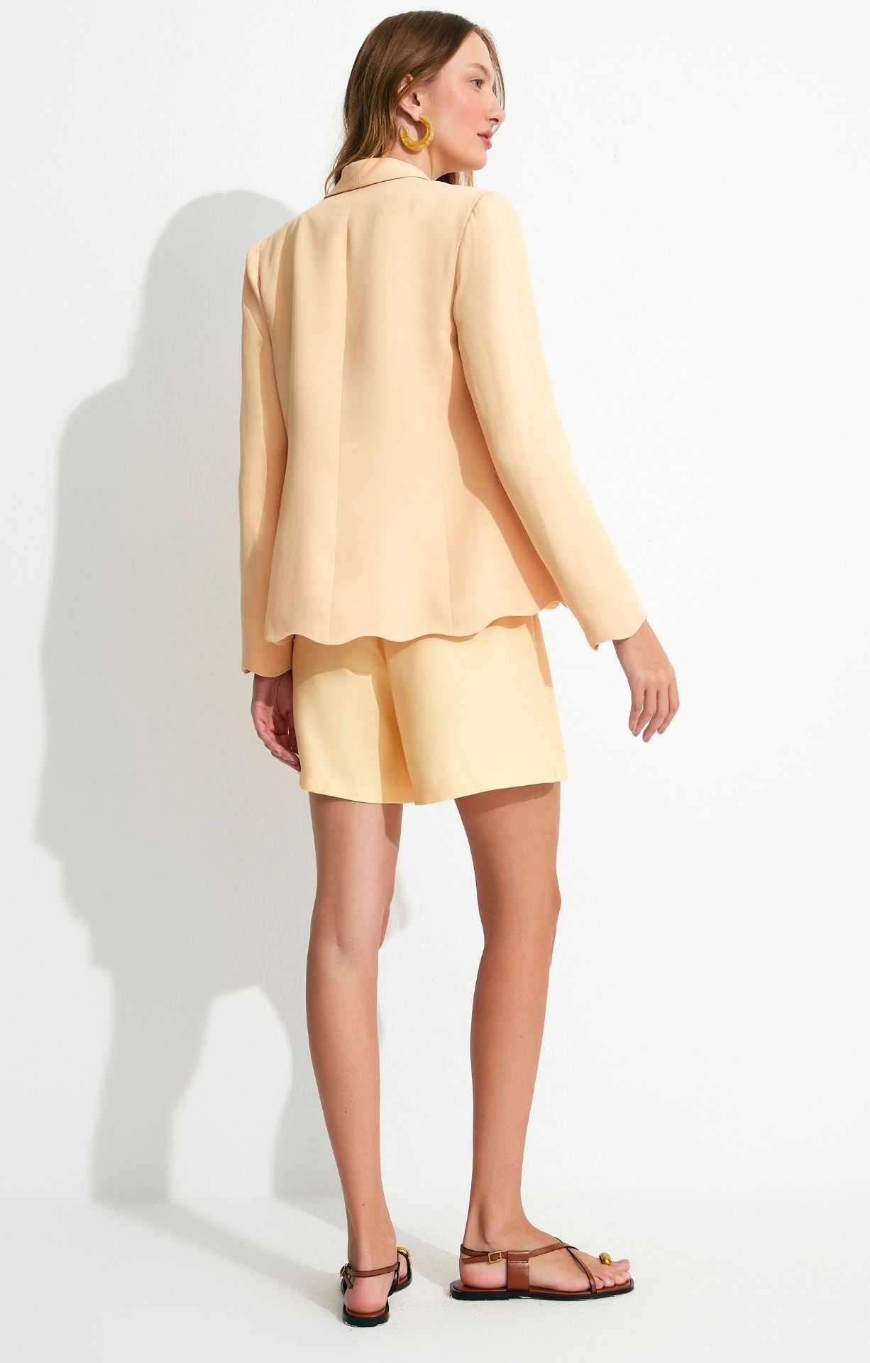 AMARELO