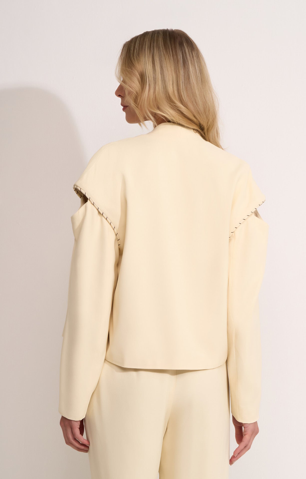 AMARELO